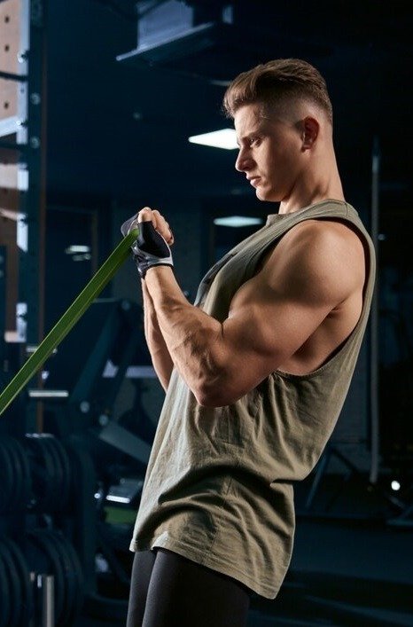 braco-de-treinamento-para-fisiculturista-com-banda-de-resistencia_7502-4758